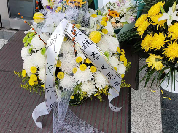 武汉市中心医院门外摆放了许多悼念的鲜花 澎湃新闻记者 葛明宁 图